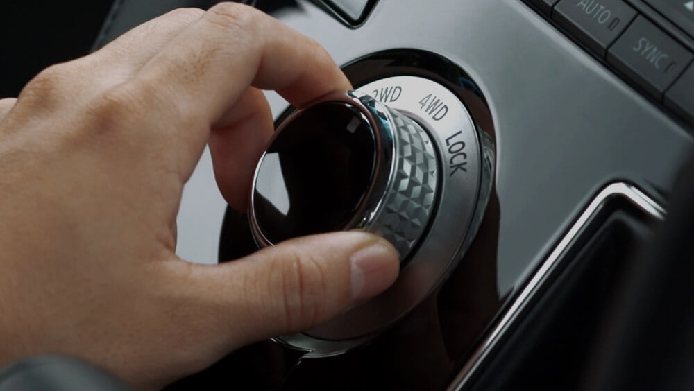 YouTube MitsubishiMotorsTVチャンネル デリカD:5「2WDと4WDの違い」を再生する