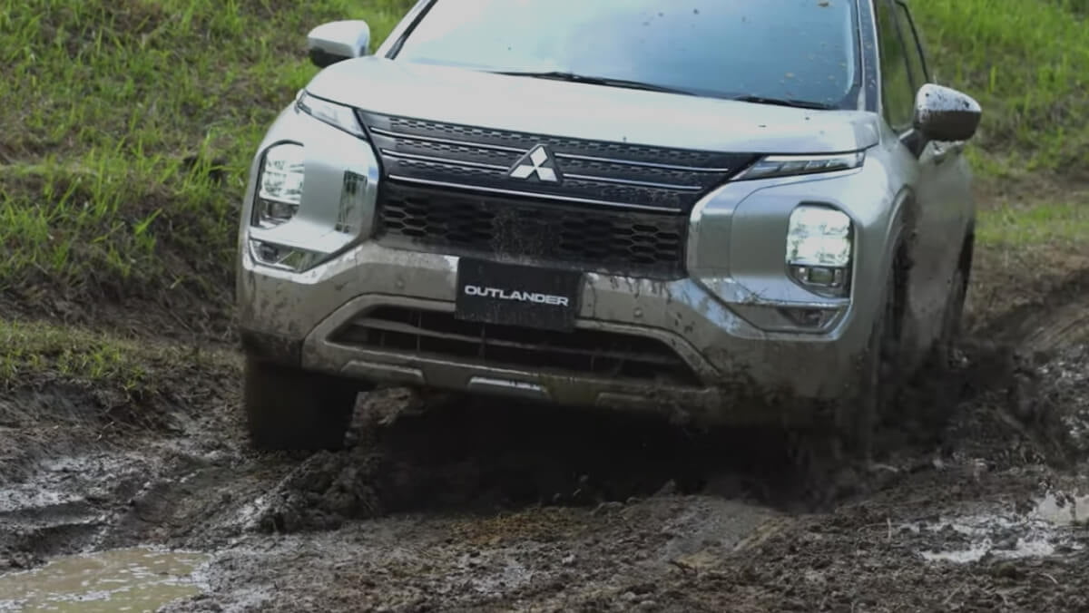 YouTube MitsubishiMotorsTVチャンネル アウトランダーPHEV「7つの走行モード」篇を再生する