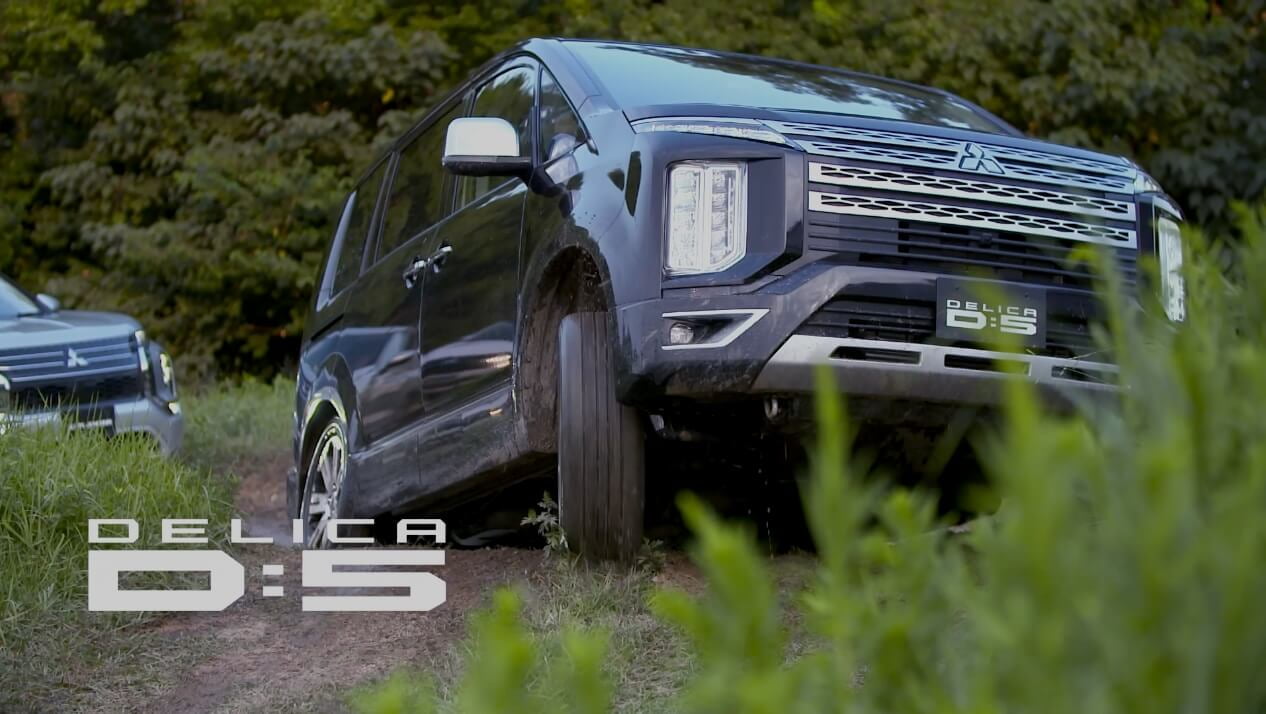 YouTube MitsubishiMotorsTVチャンネル 三菱の4WD「でこぼこ道でも大丈夫！」篇を再生する