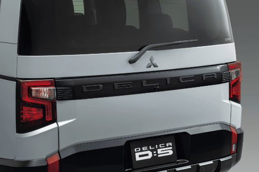 リヤDELICAエンブレム（ガーニッシュ一体）