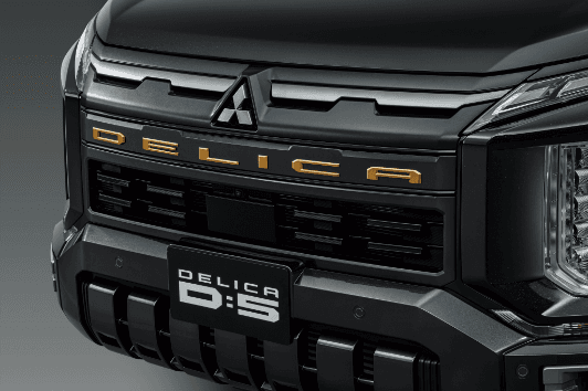 フロントDELICAエンブレム（サンドメタリック）