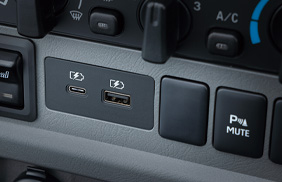 充電用USBポート(インパネ、Type-A&C)
