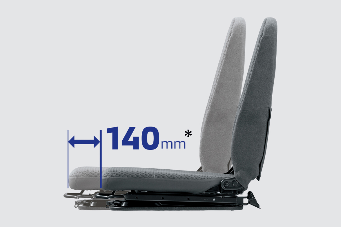 運転席は140mmのシートスライドが可能。