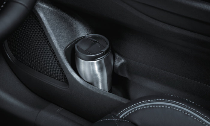 収納スペース その他装備 装備 メーカーオプション アウトランダーphev 乗用車 カーラインアップ Mitsubishi Motors Japan