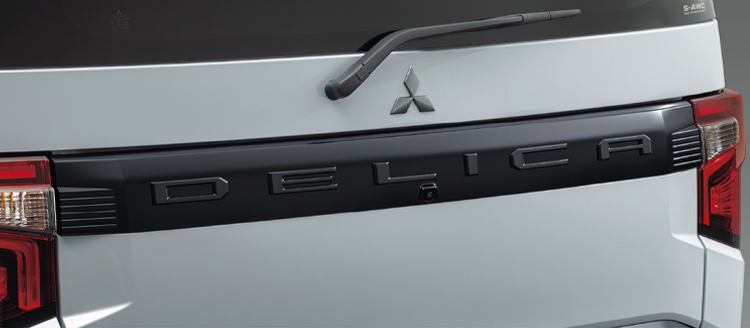 リヤDELICAエンブレム（ガーニッシュ一体）（マットブラック）