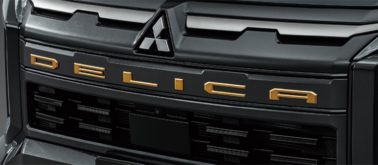 フロントDELICAエンブレム（サンドメタリック）